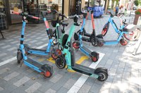Trottinettes et vélos électriques partagés : des dropzones obligatoires s’installent à Jette